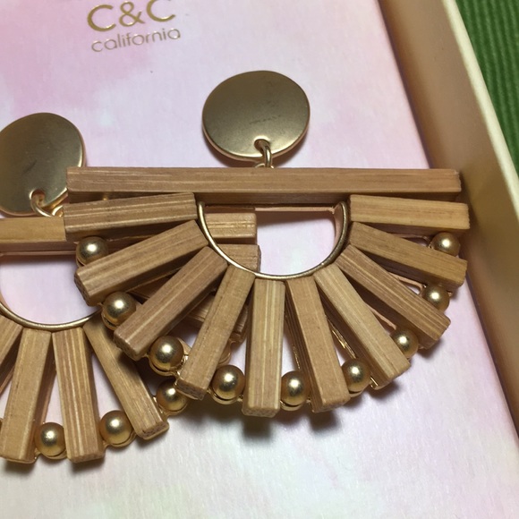 - ⭐️⭐️C&C Beautiful Designer Earrings ⭐️ - Picture 3 of 6